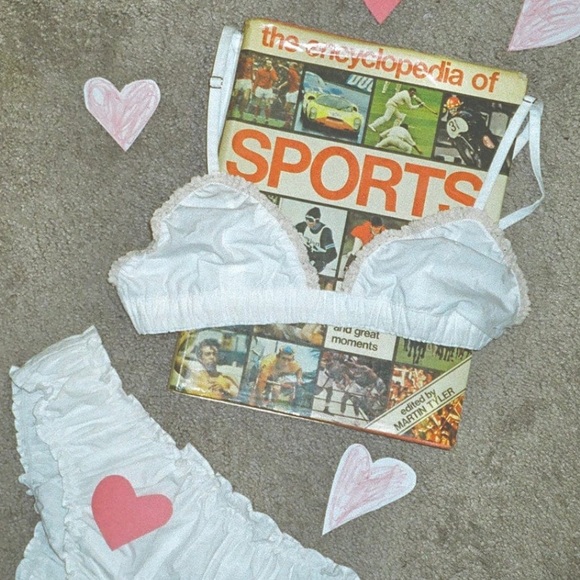 Smith Bowen Luxury Canadian brand White Ruffled Bralette/Panty Set size M/L NWT! - Picture 1 of 16